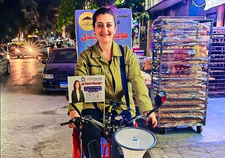 دراجة تحمل أحلام الناس مرشحة مجلس النواب مونيكا مجدي تعيد تعريف العمل النيابي من الشارع